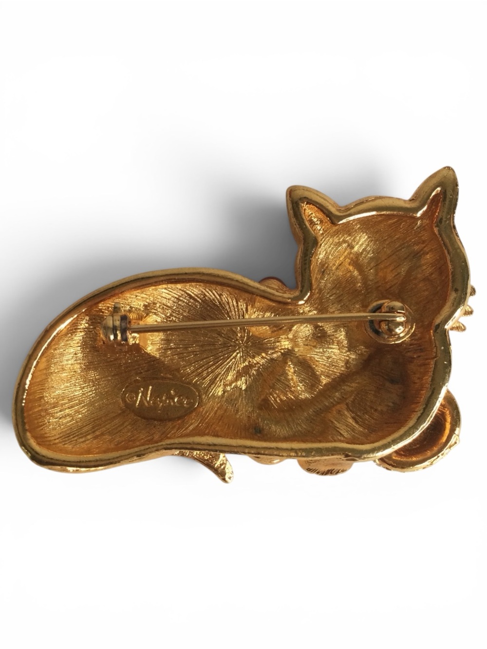 Vintage NAPIER Textured Gold‑Tone Christmas Cat Brooch with Rhinestone Ball - Picture 8 of 10